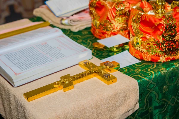 Церковная Утварь Свадебные Венцы Алтаре Крест Библия Трапезе — стоковое фото