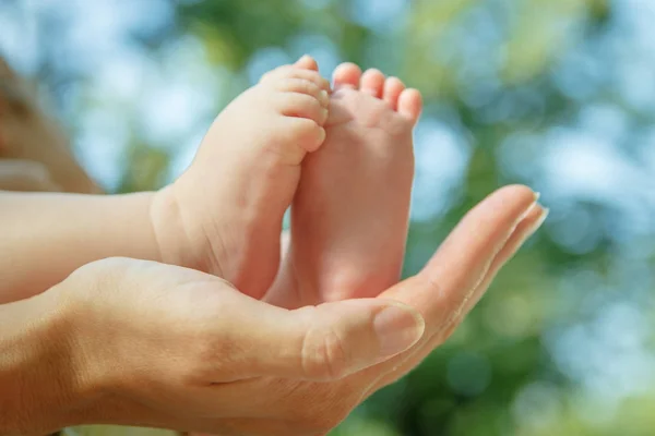 Madre Sosteniendo Los Pies Desnudos Del Bebé Aire Libre Sobre —  Fotos de Stock