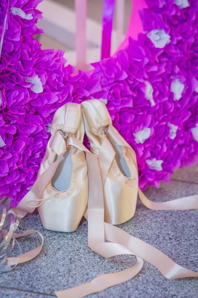 粉红色装饰用花边的两双芭蕾舞鞋 — 图库照片