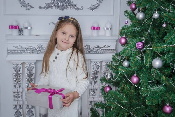 Χαριτωμένο Χαμογελαστό Μικρό Κορίτσι Iwith Κιβώτιο Δώρων Κοντά Στο Χριστουγεννιάτικο — Φωτογραφία Αρχείου