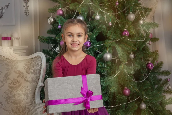 Menina Feliz Dando Presente Sob Árvore Natal — Fotografia de Stock
