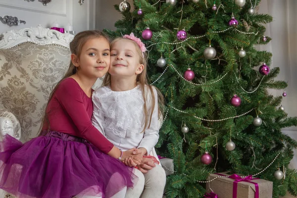 Duas Meninas Adolescentes Divertindo Sob Árvore Natal Com Presentes — Fotografia de Stock