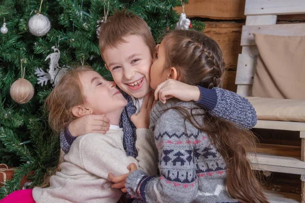 Δύο Έφηβος Κορίτσια Φιλιά Αδελφός Κάτω Από Χριστουγεννιάτικο Δέντρο Καθένας — Φωτογραφία Αρχείου
