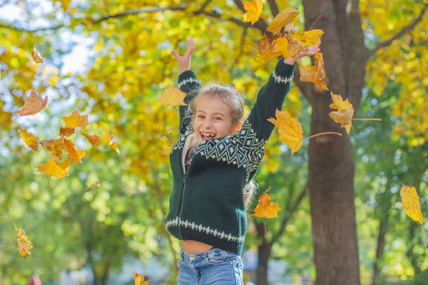 Šťastná Dívka Která Skočila Žluté Listí Podzim — Stock fotografie