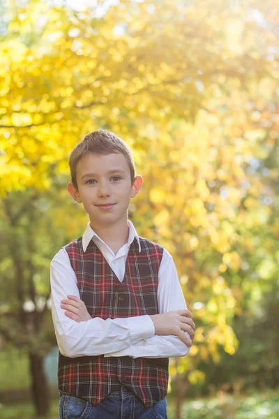 Schüler Uniform Auf Herbstgelbem Hintergrund — Stockfoto