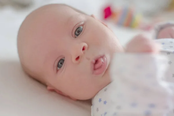 Süß Ein Monat Baby Boy Close Vorführung Zunge — Stockfoto