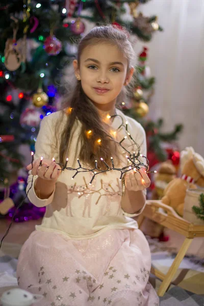 Doce Menina Segurando Luzes Sobre Decoração Natal — Fotografia de Stock