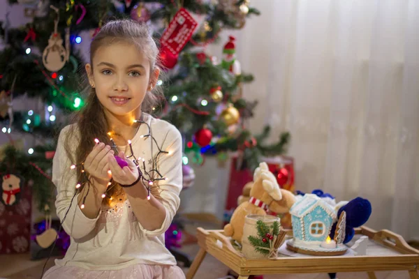 Doce Menina Segurando Luzes Sobre Decoração Natal — Fotografia de Stock