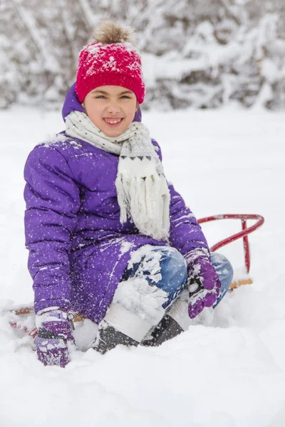 Sniling Girl Playing Snow Winter Park — Stock Photo, Image