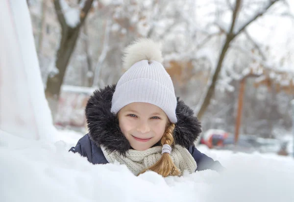 Bambino Ragazza Che Gioca Sdraiato Nella Neve Parco Invernale — Foto Stock