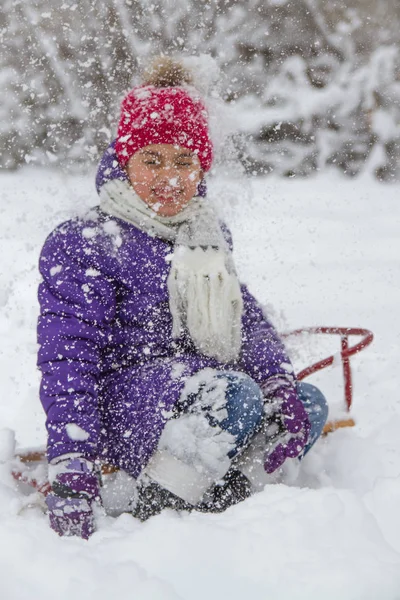 Счастливая Девочка Выпадением Снега Игрой Зимой — стоковое фото