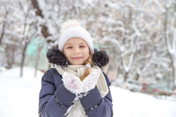 Улыбающаяся Девочка Играет Снегом Зимнем Парке — стоковое фото