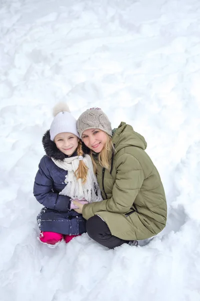 Mutlu Aile Anne Kız Çocuğu Kış Yürüyüşüne Çıktılar — Stok fotoğraf