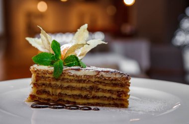 Kremalı tatlı ve biraz çikolatalı, nane arkaplanlı.