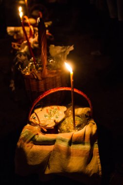 Paskalya 'da kiliseye kutsal su serpmek için sepetler dolusu yiyecek.