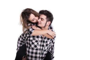 Mutlu genç çift üzerinde birbirlerine kucaklayan ve öpüşme izole 
