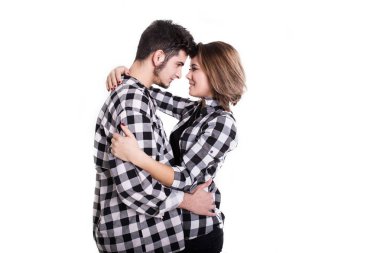 Mutlu genç çift birbirlerine beyaz izole kucaklayan