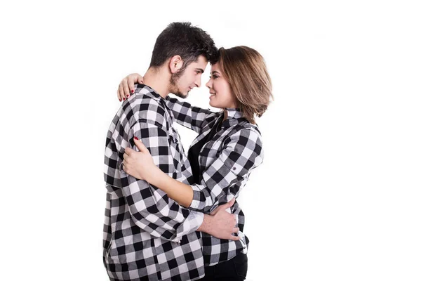 행복 한 젊은 커플 서로 흰색 절연을 수용 — 스톡 사진