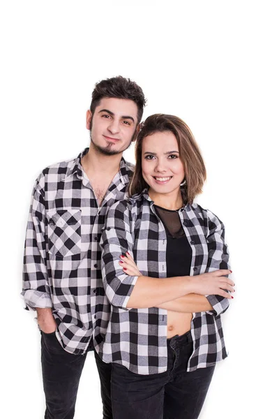 Paar in Röcken steht streng isoliert auf weißem Grund — Stockfoto