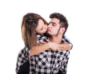 Mutlu genç çift üzerinde birbirlerine kucaklayan ve öpüşme izole 