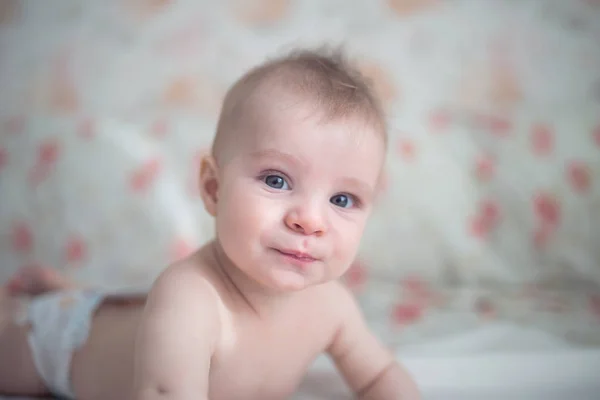 Erkek yatakta rahatlatıcı sevimli bebek — Stok fotoğraf