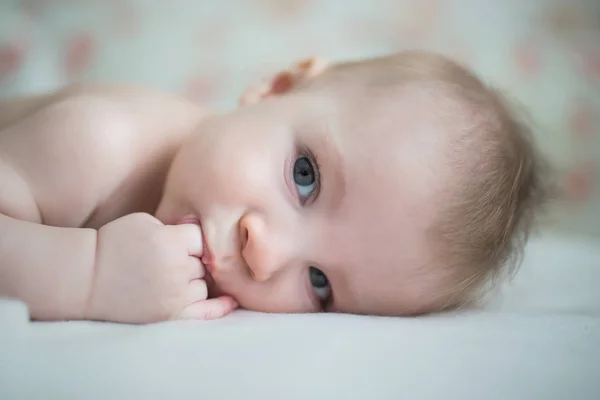 Baby pojke närbild innehav finger i munnen — Stockfoto