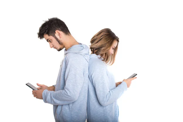 夫妇向后与他们的手机隔离在白色的背部 — 图库照片