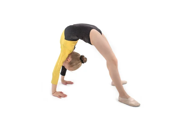 Akrobatisches Mädchen macht Backbend isoliert auf weiß — Stockfoto