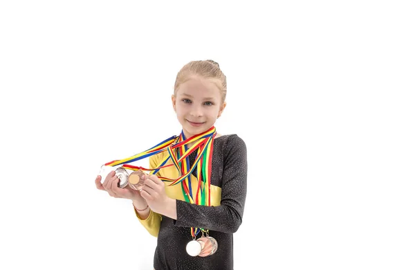 Acrobatiek meisje portret met veel medaille op de hals geïsoleerd op de — Stockfoto