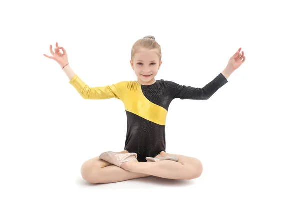 Kinderturnerin sitzt in Yogaposition isoliert auf weißem Grund — Stockfoto