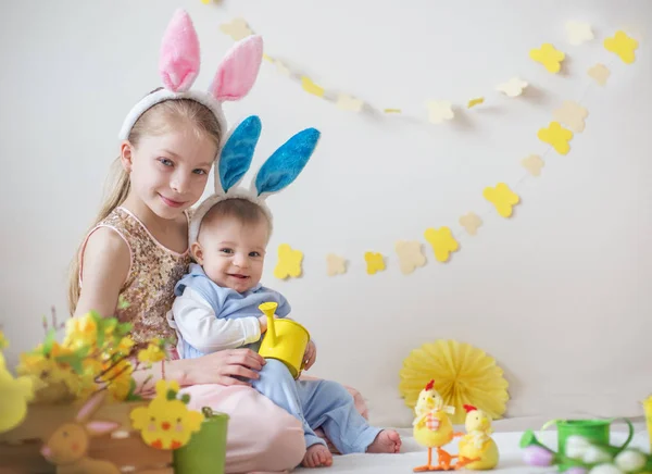 バニーの耳を着ている2人のかわいい子供の男の子と女の子 — ストック写真