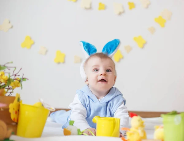 Carino bambino ragazzo con pasqua coniglietto orecchie guardando fino — Foto Stock