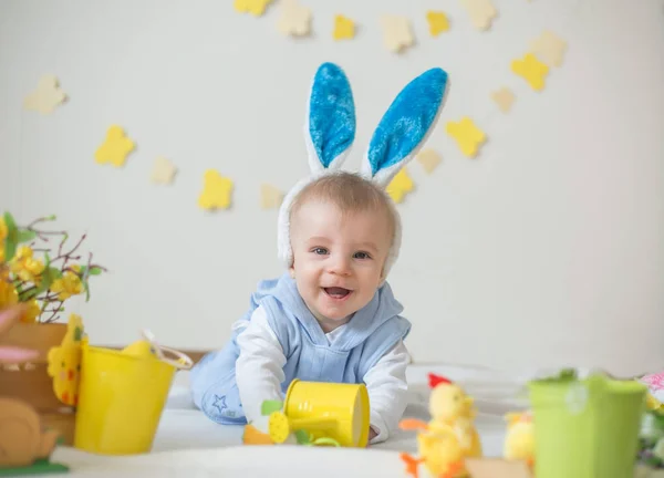 Niño feliz con orejas de conejo de Pascua —  Fotos de Stock