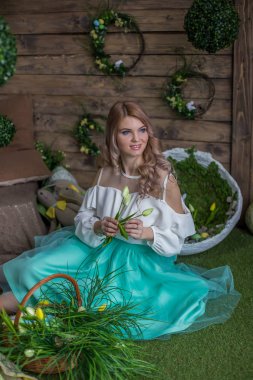 Paskalya dekoru arasında laleli bir kadın