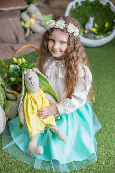 Bambina con coniglietto giocattolo tra la decorazione dello studio di Pasqua — Foto Stock