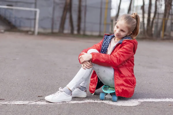 Ragazza Sorridente Adolescente Con Skateboard Verde Nel Parco Sportivo All Fotografia Stock