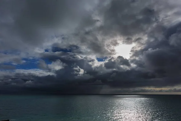 Şaşırtıcı Bulutlar Ile Deniz Manzaraları — Stok fotoğraf