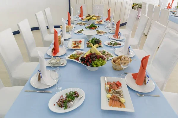 ビュッフェ式のフロント 休日のためのテーブルの設定 — ストック写真