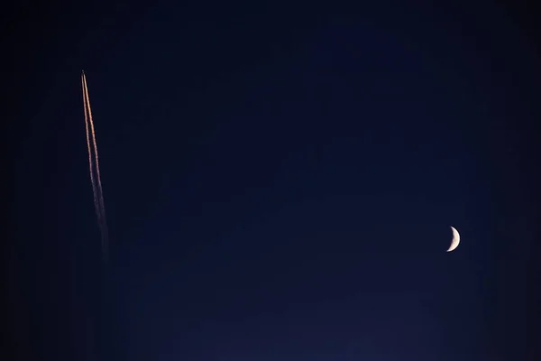 Самолет Шлейфом Выхлопных Газов Летящих Ночном Небе Против Луны — стоковое фото