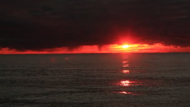 驚くほどの雲と夕日の太陽と風景 — ストック動画