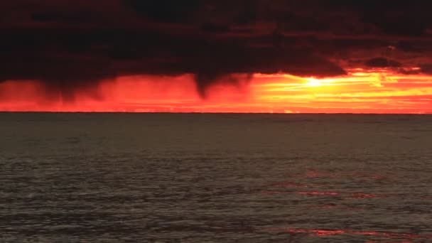 驚くほどの雲と夕日の太陽と風景 — ストック動画