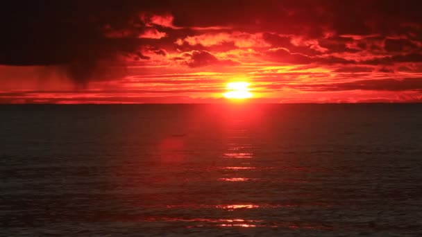 Landschaften Mit Erstaunlichen Wolken Und Sonnenuntergangssonne — Stockvideo