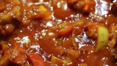 pilaki veya kavurma temelinde birçok malzemeyi pişirme