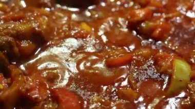 pilaki veya kavurma temelinde birçok malzemeyi pişirme