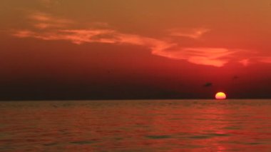 manzara inanılmaz bulutlar ve günbatımı güneş ile