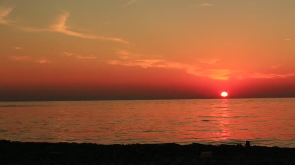 风景与惊人的云和日落的太阳 — 图库视频影像