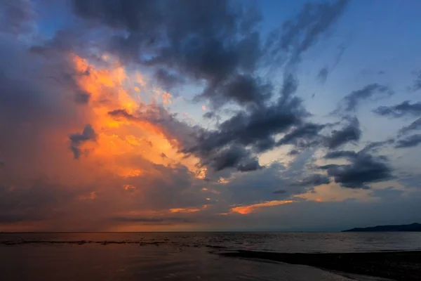 信じられないほどの雲との輝きと美しい夕日 — ストック写真