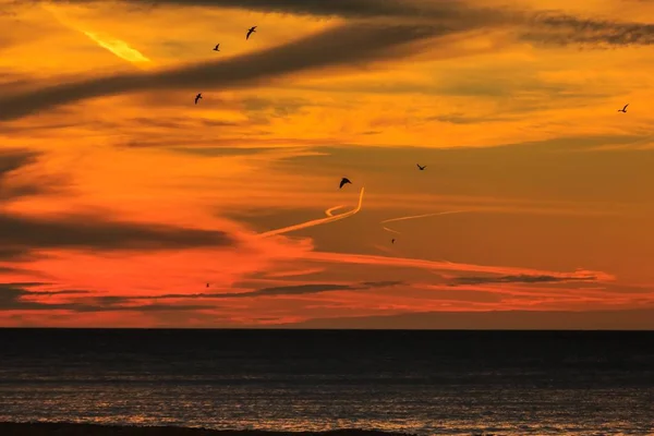 Vacker Solnedgång Med Otroliga Moln Och Glöd — Stockfoto