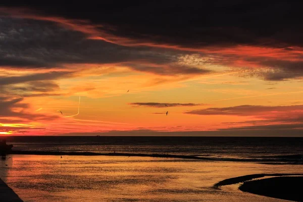 Vacker Solnedgång Med Otroliga Moln Och Glöd — Stockfoto