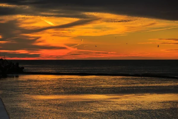 Prachtige Zonsondergang Met Ongelooflijke Wolken Gloed — Stockfoto